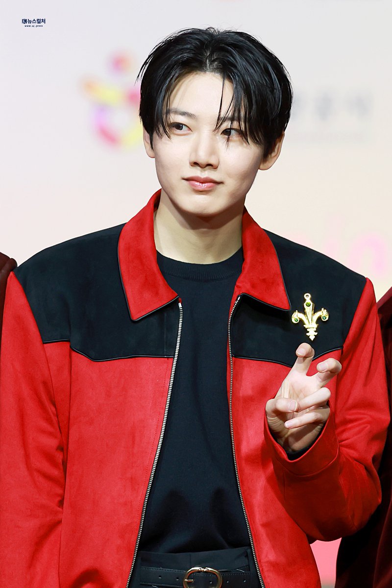 newsculture1's tweet photo. 251225 가요대전 레드카펫 트레저 준규

트레저가 불러주는 런 무대 이게 되네 ;;

🔗https://t.co/S45u7Yhebl

#트레저 #TREASURE #トレジャー
#준규 #JUNKYU #ジュンギュ
#뉴스컬처 #nctv https://t.co/ZMnPlxXKTG