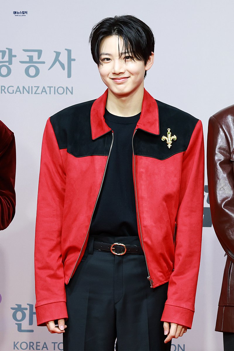 newsculture1's tweet photo. 251225 가요대전 레드카펫 트레저 준규

트레저가 불러주는 런 무대 이게 되네 ;;

🔗https://t.co/S45u7Yhebl

#트레저 #TREASURE #トレジャー
#준규 #JUNKYU #ジュンギュ
#뉴스컬처 #nctv https://t.co/ZMnPlxXKTG