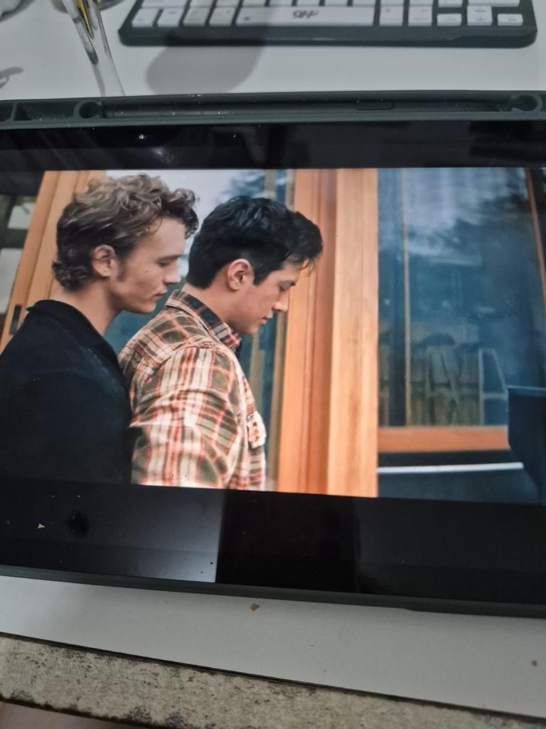 willesblue's tweet photo. #heatedrivalryspoilers 

Ainda nao sei o que falar, só sentir. Esse episódio me curou de todas as formas. 

De verdade eles foram a melhor coisa que me aconteceu nesse final de ano e nao to pronta pra ver eles so em 2027, vou dormir chorando de felicidade e de saudade https://t.co/ERLDjJl1uA