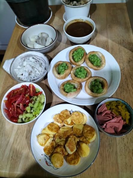 ChrisCsd1's tweet image. #Christmasdinner #Bangkok Our humble, but filling &amp;amp; tasty dinner. Yorkshire puddings, vegan ham, with sliced pumpkin, cherry tomatoes, mushy peas, tofu,  mushroom gravy. In the white bowls you can see 'Man Prao'- coconut yam.