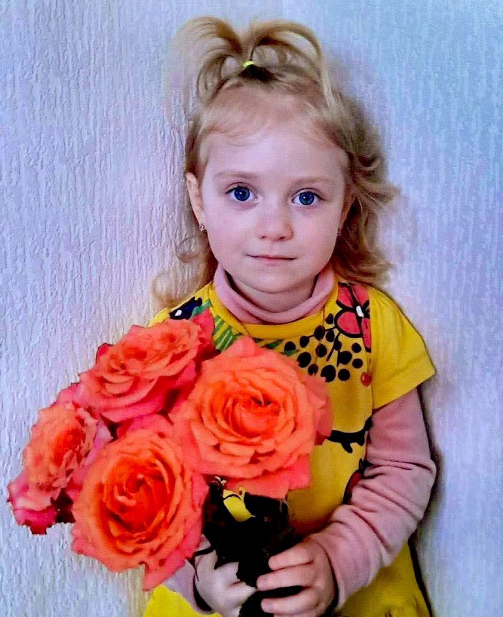 visegrad24's tweet image. 4-year-old Kristina will be buried today.

She was killed on the morning of December 23rd when a Russian suicide drone struck her apartment in the western Ukrainian city of Zhytomyr.

She was rushed to hospital but succumbed to her injuries a few hours later.