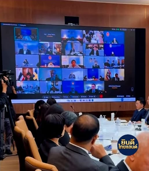 Classroom41's tweet image. สีหศักดิ์” เรียกประชุมเอกอัครราชทูตไทยทั่วโลก
สั่ง!! การทูตต้องเชิงรุก — อย่าส่งแค่เอกสารแล้วจบ
แจงชัด สถานการณ์ไทย–กัมพูชา
ไทยยืนยันปกป้องอธิปไตย “อย่างจำเป็นและเหมาะสม”
พร้อมคุยกัมพูชา หากมี “ความจริงใจ”
ย้ำ! สหรัฐ–จีน ไม่ได้กดดันไทย
#สีหศักดิ์ #ไทยกัมพูชา #การทูตเชิงรุก