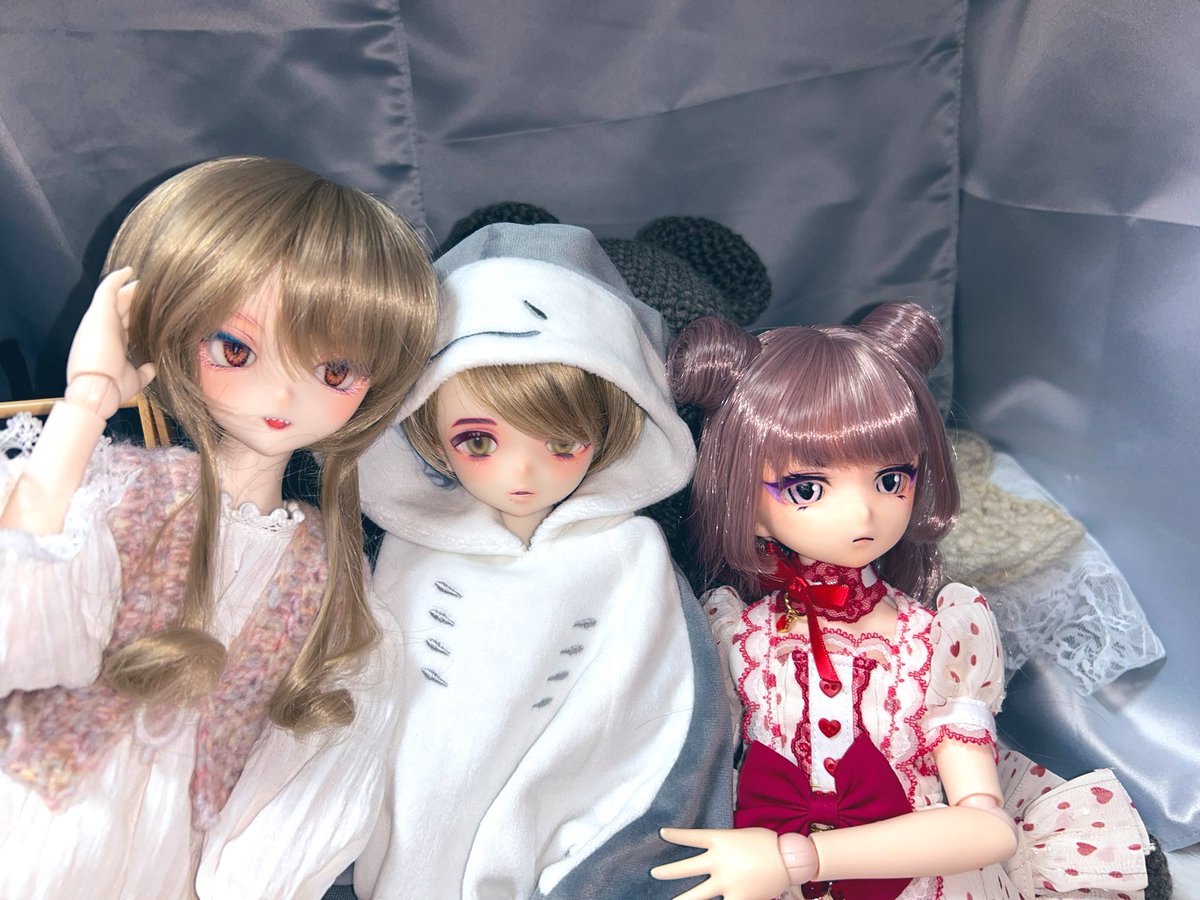 うちのカスタムドール子トリオのイメージは、
アルバ(左)→いたずらっ子。奔放にやばいことをする
リッカ(右)→いたずらっ子。真顔でやばいことをする
クローバー(真ん中)→上二人とそっと距離をとってみても結局は巻き込まれて振り回されるため遠い目をしてしまう男
って感じだな…