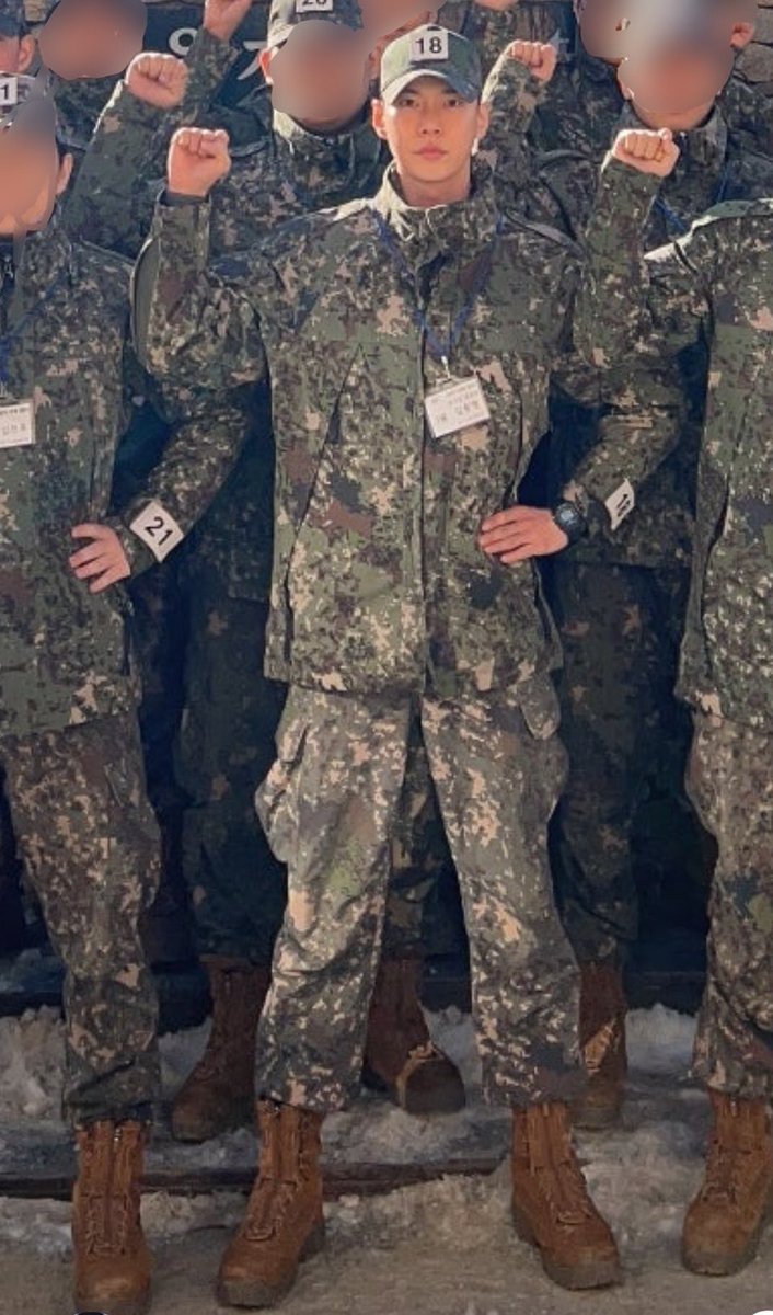 stitch_pololo's tweet image. พี่ทหาร"โดยอง"แอคท่าถ่ายรูปน่ารักมากก