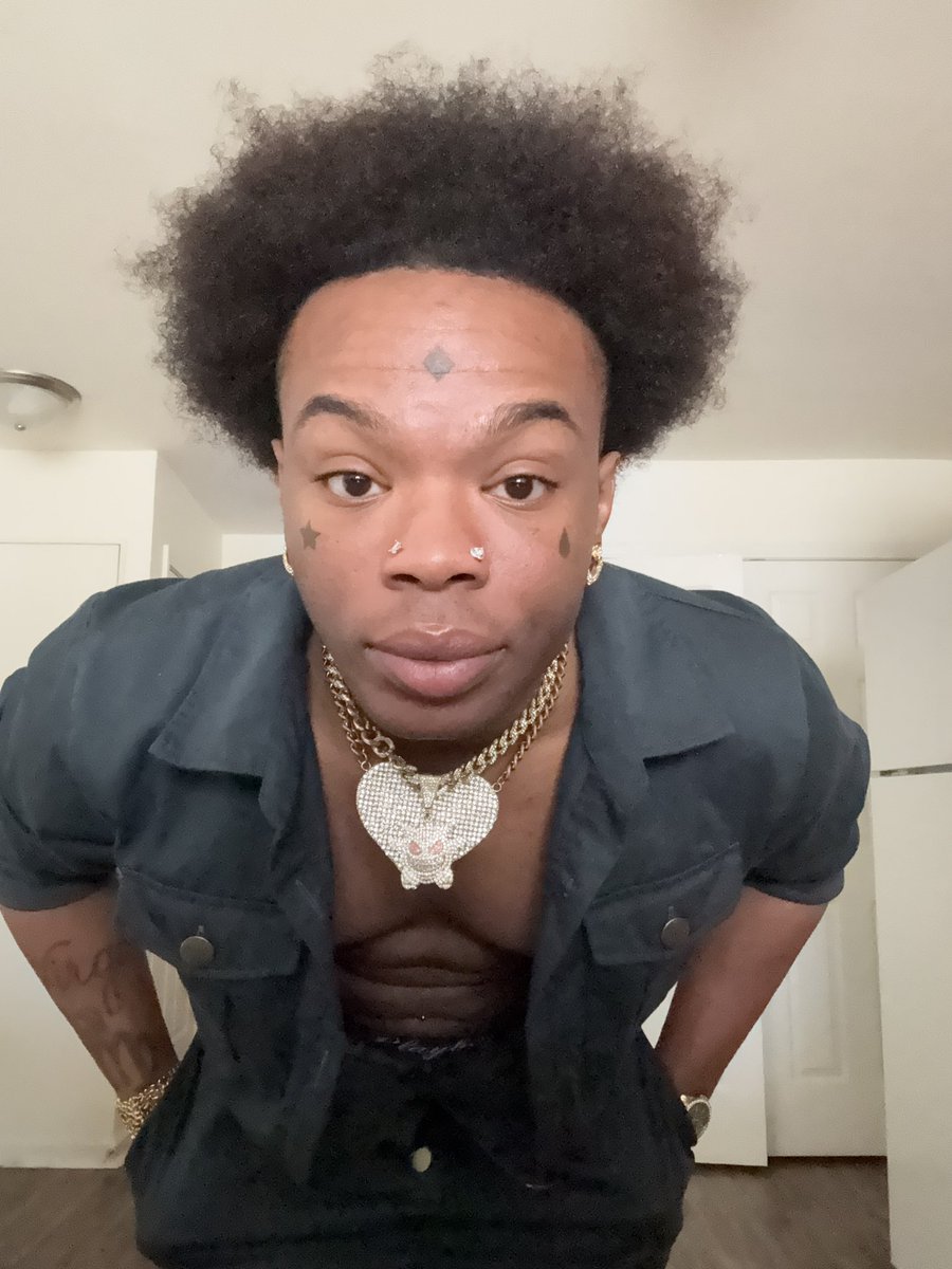 ItsReallyRoger's tweet image. Me in my natural male form 😩