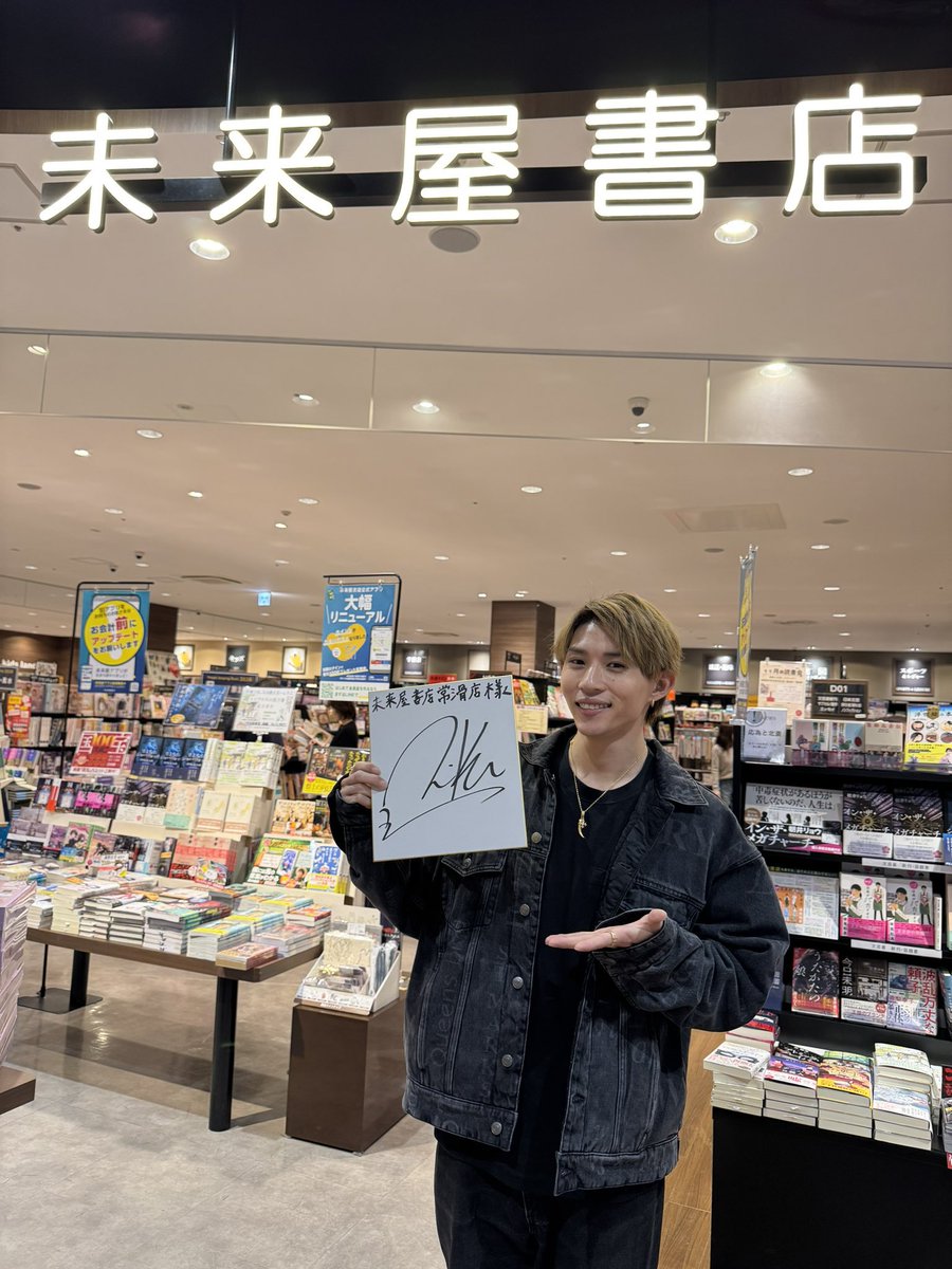 平野莉玖さんミニアルバム『Color Of Love』入荷しております✨ 11月3