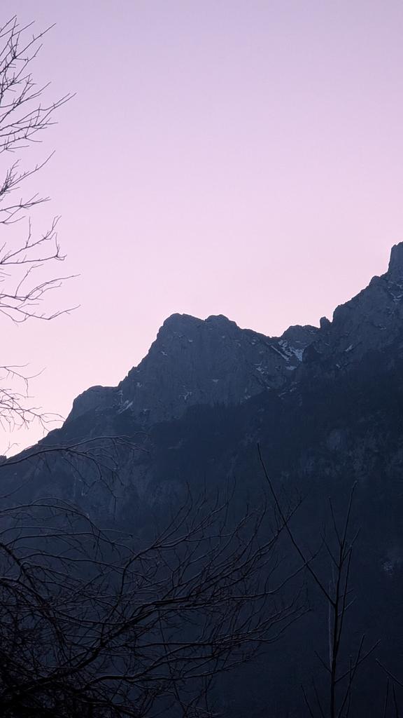 В Австрии и Германии 3й день закрыты все магазины из-за рождества.
Подьем до рассвета.
Невкусный кофе который нашелся в домике.
Завтрак в Макдональдс и на склон.