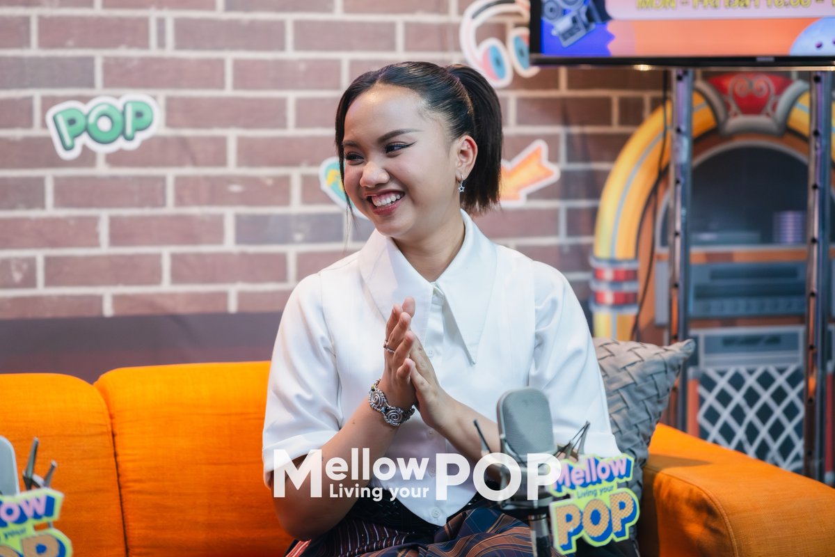 MellowPOP_TH's tweet photo. ✨ Mellow POP เก็บตกภาพบรรยากาศไลฟ์ของ “แพร ชนา”กับเพลง “น้ำค้างบนหญ้า น้ำตาบนแก้ม”
.
#MellowPOP
#น้ำค้างบนหญ้าน้ำตาบนแก้ม
#แพรชนา https://t.co/sov8DrSZmQ