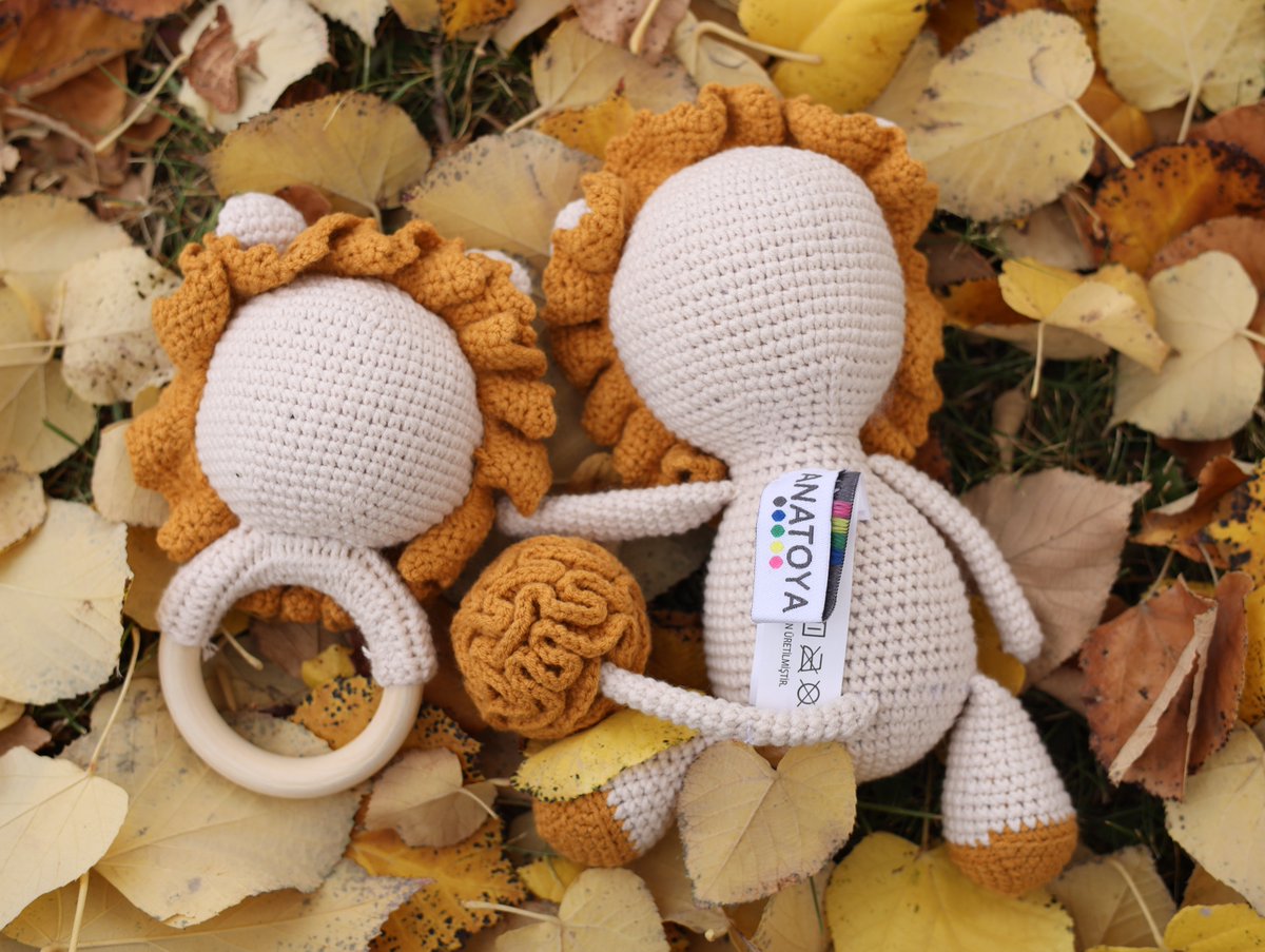 anatoyacom's tweet photo. Anatoya’nın doğal iplerle örülen aslan amigurumi seti; yumuşak dokusu, güvenli yapısı ve zarif detaylarıyla bebekler için ideal bir ilk dost 💛
Oyuncak ve diş kaşıyıcıdan oluşan bu özel set, hem estetik hem de işlevsel bir hediye seçeneği sunuyor.🌿✨
https://t.co/hGVrvqBUqb https://t.co/A7mcDuInh4