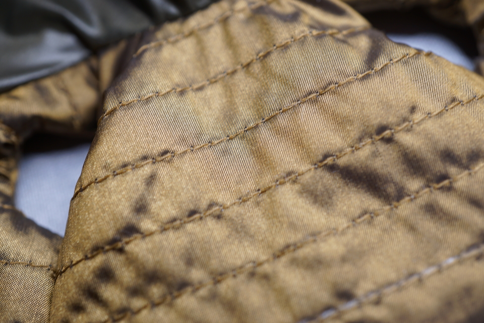 このサイズの見ごろの丈でも…
私好みのリアルさが欲しくて、6本のステッチを入れているのですが、この糸の処理の時にナイロンを切ってしまいました…
色味が変わるフードの首周りのウェーブのステッチも、是非全周眺めて下さい…