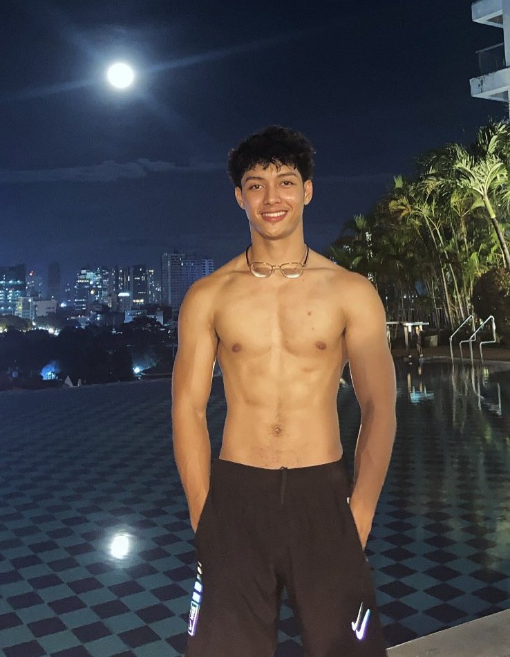 KweenFalcon's tweet image. Merry Christmas 🎁 

Ronald 🥵🔥