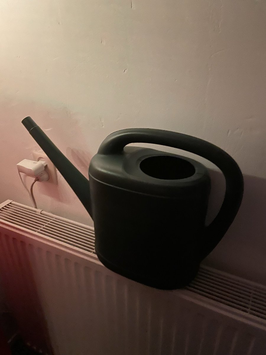 KrantenRSS's tweet photo. waterstoring Drachten 9203 AA en gieter ook nog bevroren 🤣 https://t.co/CjSgoApATb