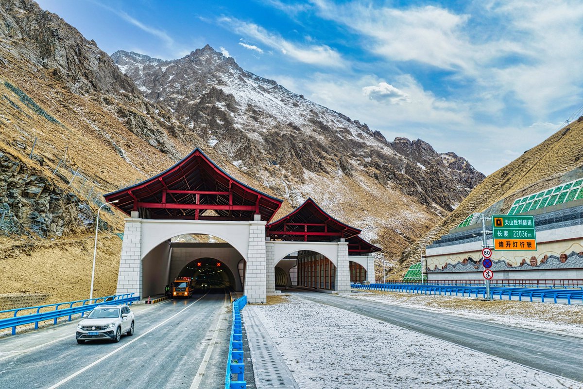 世界最长高速公路隧道通车
World's longest expressway tunnel! The 22.13-km Tianshan Shengli Tunnel, the world's longest #expressway tunnel, officially opened to traffic on Dec. 26 in #China's #Xinjiang Uygur Autonomous Region.