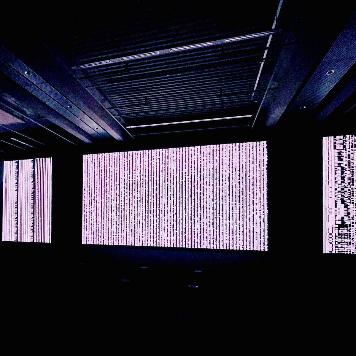 아시아문화전당에서 료지 이케다 전시 보고 왔다✨
가장 인상적이었던 건 《Data-verse 1/2/3》. 전자 소음과 점멸의 반복을 ‘스캐닝’의 은유로 잇고, 스캔의 대상을 회로-세균-뇌-신체-군중-도시-세계-우주로 부풀리다 펑 터뜨린다.