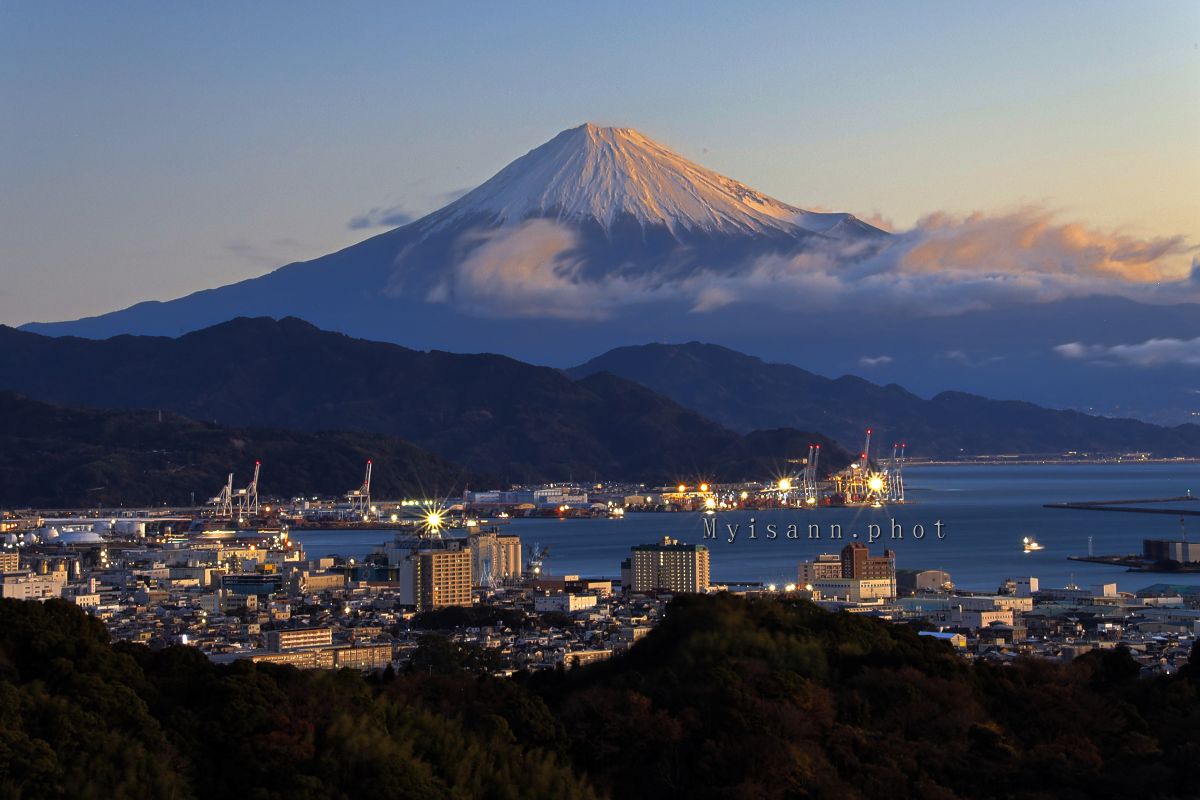 日の出を待つ｣ 昨日の雨で冠雪が増し空気が澄み渡り美しい 2025/12/26