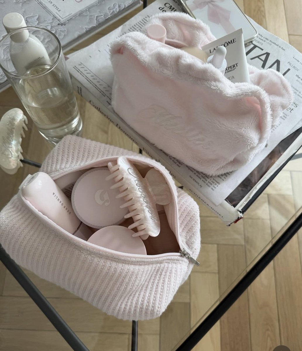 hongnaei's tweet photo. 완전 핀터깔 그 자체인 파우치 찾음
>> 클리시어 Soft Shell Pouch / Tutu Waffle Pouch https://t.co/ichn33N5Sx