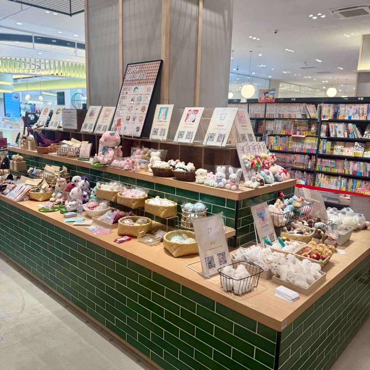 gild_creative's tweet photo. 【本日より開催📢】

『SUPER MOFUMOFU
 – スーパーもふもふ展 –』
TSUTAYAレイクタウンにて開催🎉

かわいすぎるぬいぐるみや作品が勢揃いです🧸💕

🗓 2025.12.26(金) 〜 2026.1.12(月)
📍 TSUTAYA レイクタウン

ぜひ可愛い子達を実際に見にお越しください🧸✨ https://t.co/ZXls7qUV3H