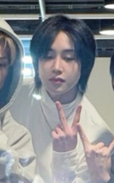 xikrisk's tweet image. hide the scissors oh my god