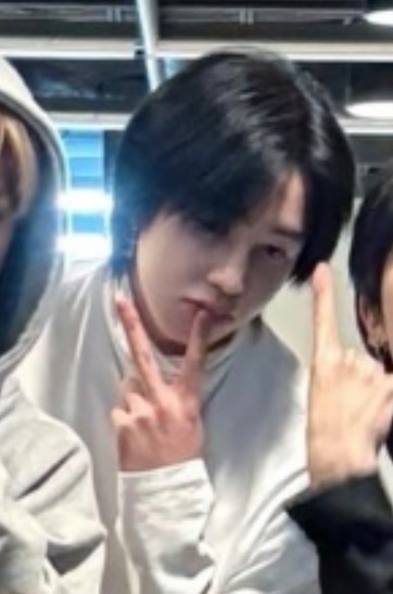 xikrisk's tweet image. hide the scissors oh my god