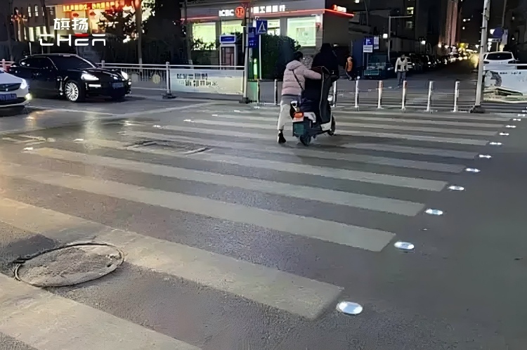 Smart crosswalks in Qingdao, Shandong province showcased how  teachnology improve road safety even under bad weather.
Read more: linkedin.com/feed/update/ur…