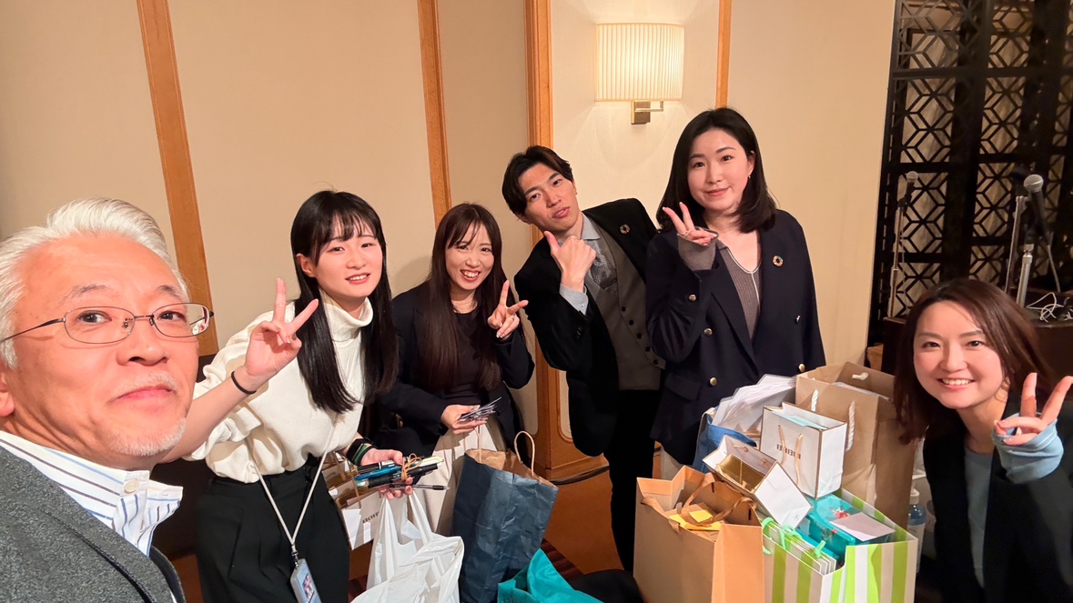 snsforsas's tweet photo. 【イベント開催報告🌱】
先日 お客様、ビジネスパートナー様をご招待しSAS大忘年会を開催しました!
30周年を記念した鏡割りからはじまり、美味しい食事を囲みながらお世話になった方々と今年一年の感謝や働きを称え合う、笑顔があふれる時間となりました😊
#MakeITSmile #スマイルテック https://t.co/f4kk2ag7tM