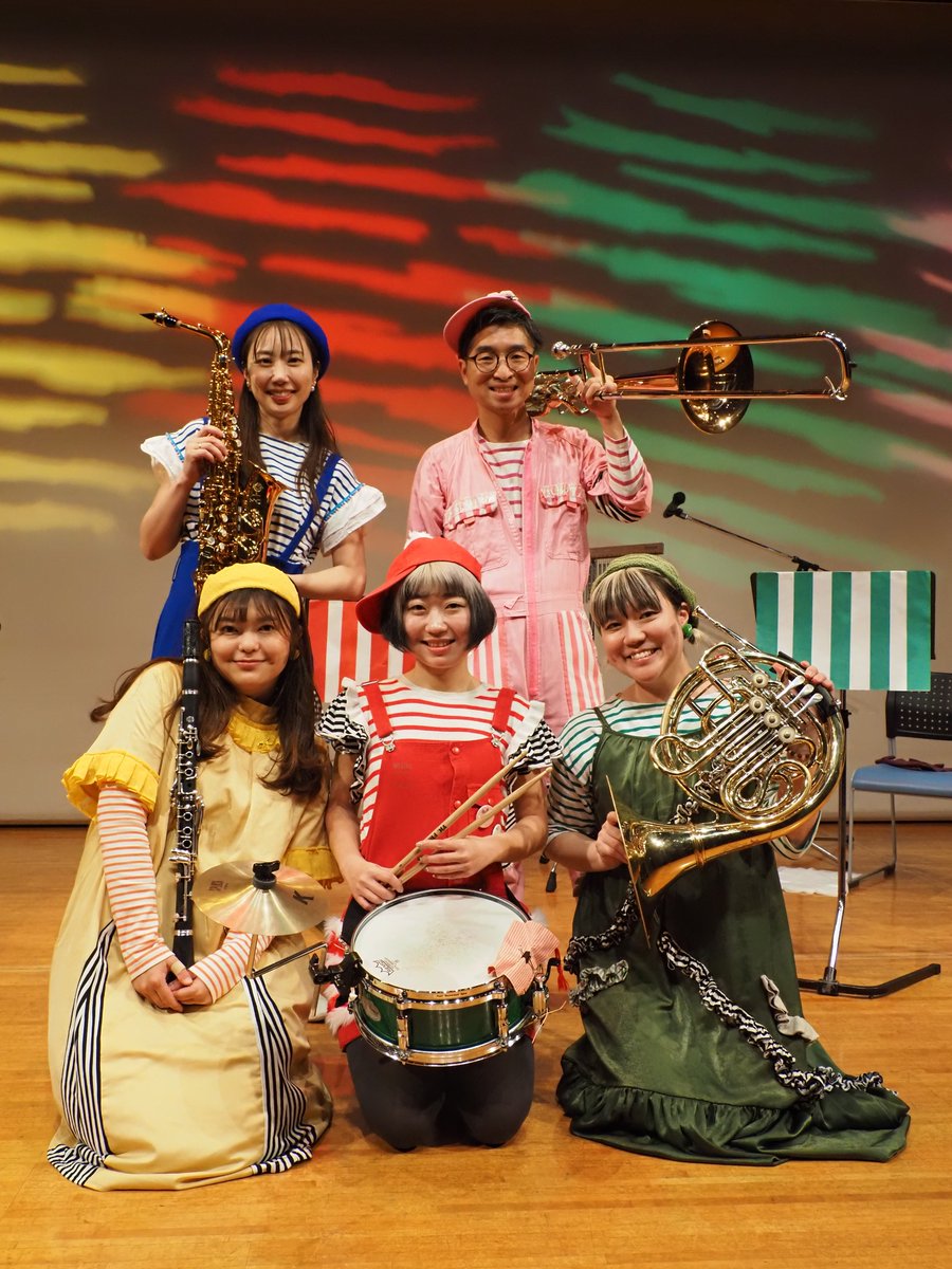 12/13(土)開催『しましま★クリスマスパレード』ご来場ありがとうございました！
サンタやトナカイのお子様が多く、会場はクリスマスパーティーな雰囲気🎅
クリスマス音楽や手遊びうたのほか、熱いブラジルのサンバをお届けしました🪇🇧🇷
しましまのおんがくたいの皆様ありがとうございました🦓