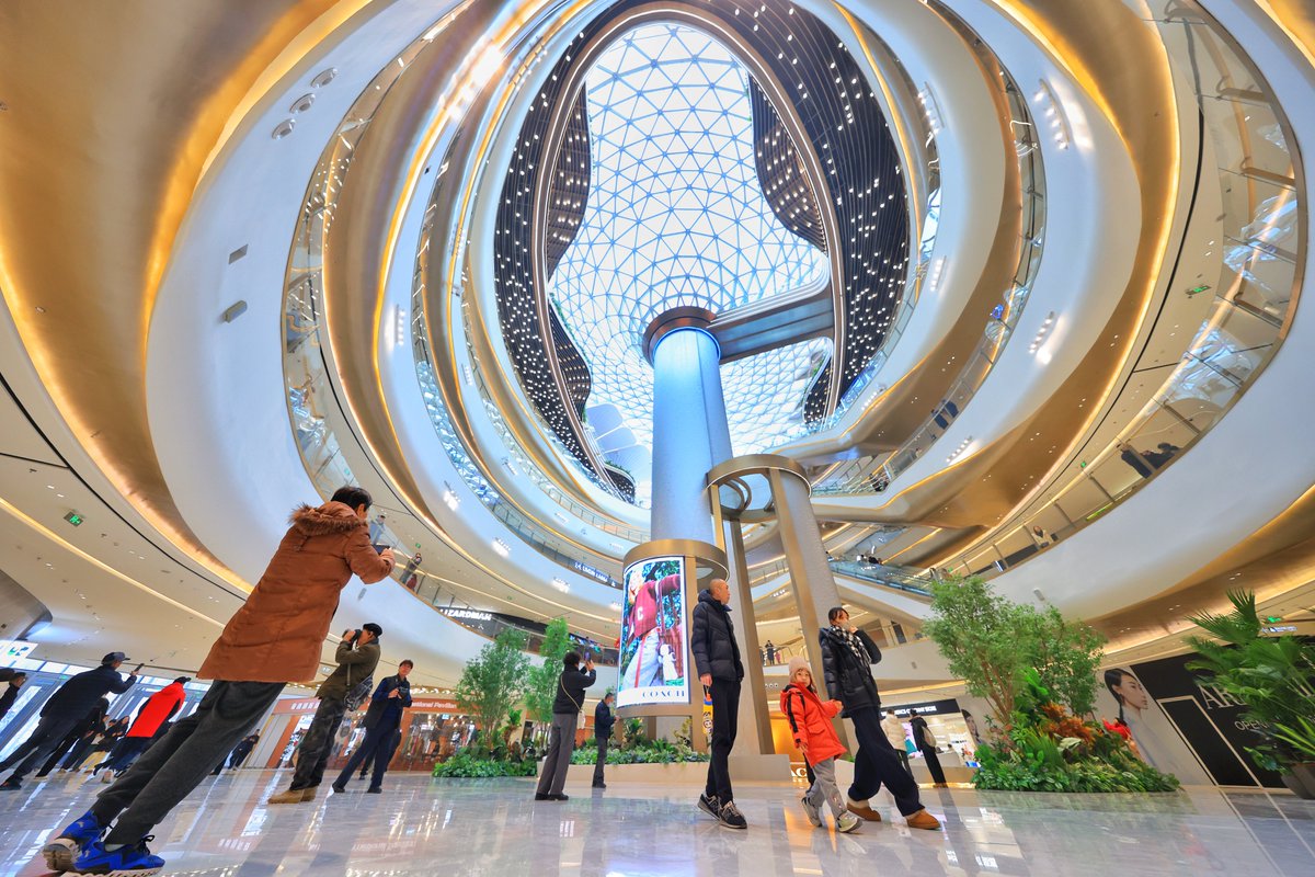 DailyBeijing's tweet photo. “湾里”正式营业
"Is this shopping center an outlet mall?" On Dec. 26, the highly anticipated "#Wanli" project, an international commercial and entertainment complex in #Beijing, officially opened for business! https://t.co/XehFMOaDeT