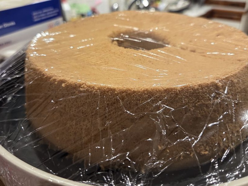 itsweitrix's tweet photo. First time ever making a pandan chiffon cake! >.< I would 100% recommend it as a beginner cake if using an oven! (but lowkey, it was a nightmare trying to find the pandan flavouring because no one sold it) https://t.co/7HJ4prJbd6