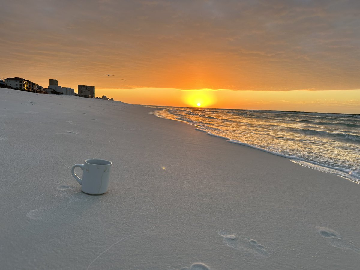BethMVos's tweet photo. Love me some beach and family time! Parents Xmas gift this year was family trip to Florida! Happy soul☀️🥰 sunrises and sunsets with my favorite people! https://t.co/Py79YBelvq