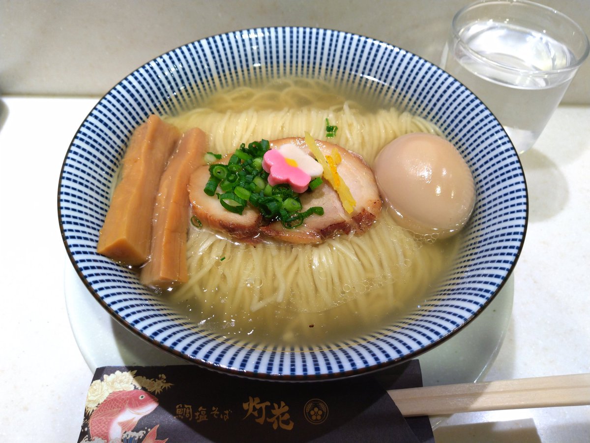 NagahamaRamen01's tweet photo. 鯛塩そば灯花 アトレ上野店

鯛塩らぁ麺1060円を麺大盛120円でいただきました😄
アトレ上野店ではJREカード持っていれば味玉がもらえます🤩

鯛の出汁がとてもお気に入りです😍

とっても美味しかったです😆🎵🎵💕✨ https://t.co/GVBltXrCPk