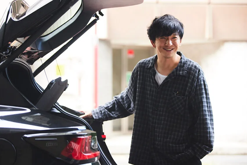 OCEANS_mag's tweet photo. ＼パンサー向井のレクサス LBXを拝見／

買ったばかりの車を大胆にぶつける。
向井さんも、そんな負の通過儀礼に陥ってしまったひとりだ。

「納車の2日後に池袋の狭いパーキングで車をぶつけちゃいました。バックで出しているときに、後方で何かを検知したので前に戻したら、戻りすぎちゃって。自動販売機にぶつかってフロント部分がぐしゃっと。タイムズの看板も壊して、もうパニックでした……」。
▶︎https://t.co/oFoEBErUAc
@panther_mukai