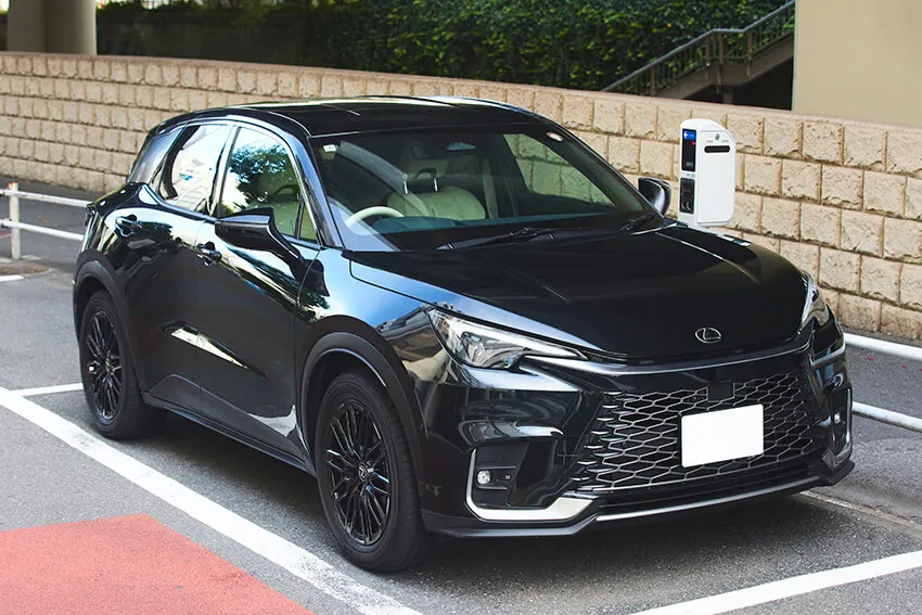 OCEANS_mag's tweet photo. ＼パンサー向井のレクサス LBXを拝見／

買ったばかりの車を大胆にぶつける。
向井さんも、そんな負の通過儀礼に陥ってしまったひとりだ。

「納車の2日後に池袋の狭いパーキングで車をぶつけちゃいました。バックで出しているときに、後方で何かを検知したので前に戻したら、戻りすぎちゃって。自動販売機にぶつかってフロント部分がぐしゃっと。タイムズの看板も壊して、もうパニックでした……」。
▶︎https://t.co/oFoEBErUAc
@panther_mukai