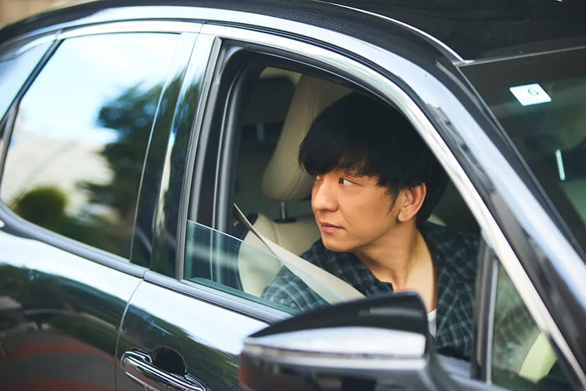 OCEANS_mag's tweet photo. ＼パンサー向井のレクサス LBXを拝見／

買ったばかりの車を大胆にぶつける。
向井さんも、そんな負の通過儀礼に陥ってしまったひとりだ。

「納車の2日後に池袋の狭いパーキングで車をぶつけちゃいました。バックで出しているときに、後方で何かを検知したので前に戻したら、戻りすぎちゃって。自動販売機にぶつかってフロント部分がぐしゃっと。タイムズの看板も壊して、もうパニックでした……」。
▶︎https://t.co/oFoEBErUAc
@panther_mukai