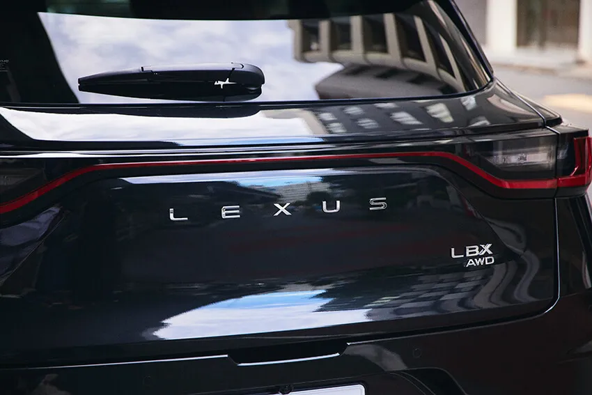 OCEANS_mag's tweet photo. ＼パンサー向井のレクサス LBXを拝見／

買ったばかりの車を大胆にぶつける。
向井さんも、そんな負の通過儀礼に陥ってしまったひとりだ。

「納車の2日後に池袋の狭いパーキングで車をぶつけちゃいました。バックで出しているときに、後方で何かを検知したので前に戻したら、戻りすぎちゃって。自動販売機にぶつかってフロント部分がぐしゃっと。タイムズの看板も壊して、もうパニックでした……」。
▶︎https://t.co/oFoEBErUAc
@panther_mukai