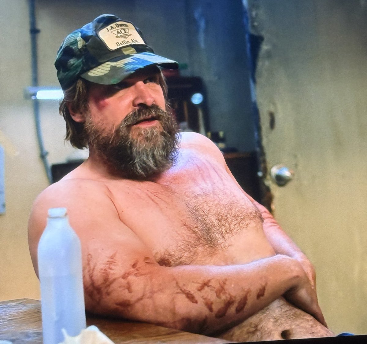 romaniaxjdm's tweet photo. MEU DEUS O HOPPER SEM CAMISA QUE HOMEM GOSTOSO🤤 foi exatamente isso que eu pedi pra essa temp #StrangerThings5 https://t.co/jDKzqlJyKX