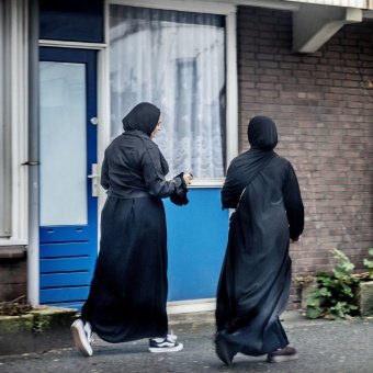 Toen ik voor mijn werk in Den Haag was, reed ik even door de beruchte Schilderswijk om met eigen ogen te aanschouwen wat er waar is over de islamisering. Ik schrok, want het is daar nog veel erger. Dit ghetto lijkt eerder op Afghanistan dan op een Westerse wijk. Zorgwekkend.