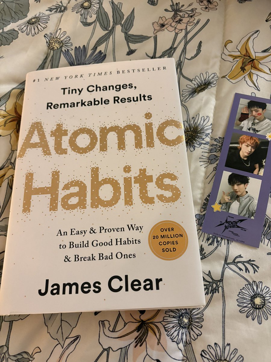 moalixir's tweet image. merry christmas my dad got me this book and all i have to use for a bookmark is this jiung freebie but i think somehow this makes sense