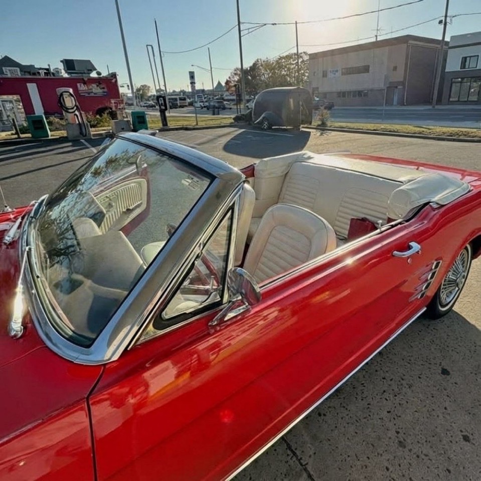 honeymoon250's tweet image. From this single image, can you name the model of this car? 🤔

Bet you can't 🤭