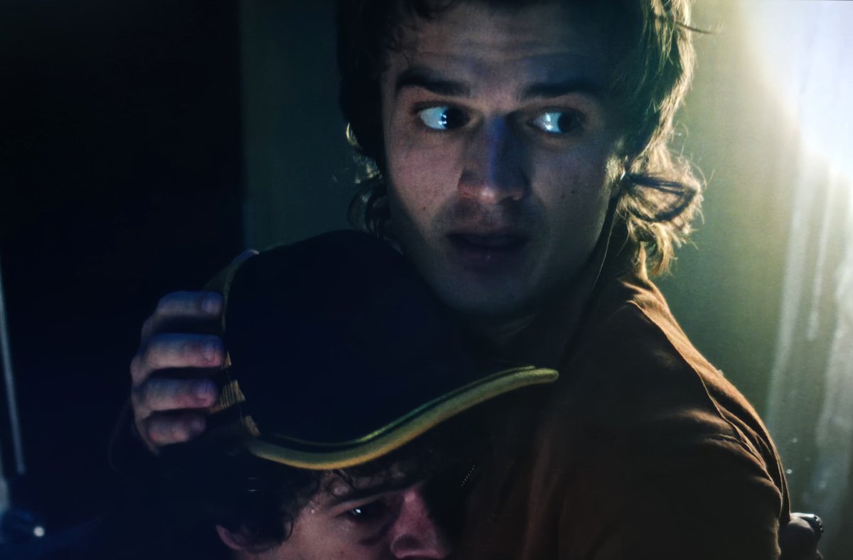 stillaeon's tweet photo. #StrangerThings5 SPOILERS 
-
-
BRO 😭😭😭😭😭😭 I'M NOT OKAY 😭😭 LOOK AT THEIR HANDS OH MY GOD THAT'S HIS BABY 😭😭😭 https://t.co/tgGh76RaQR