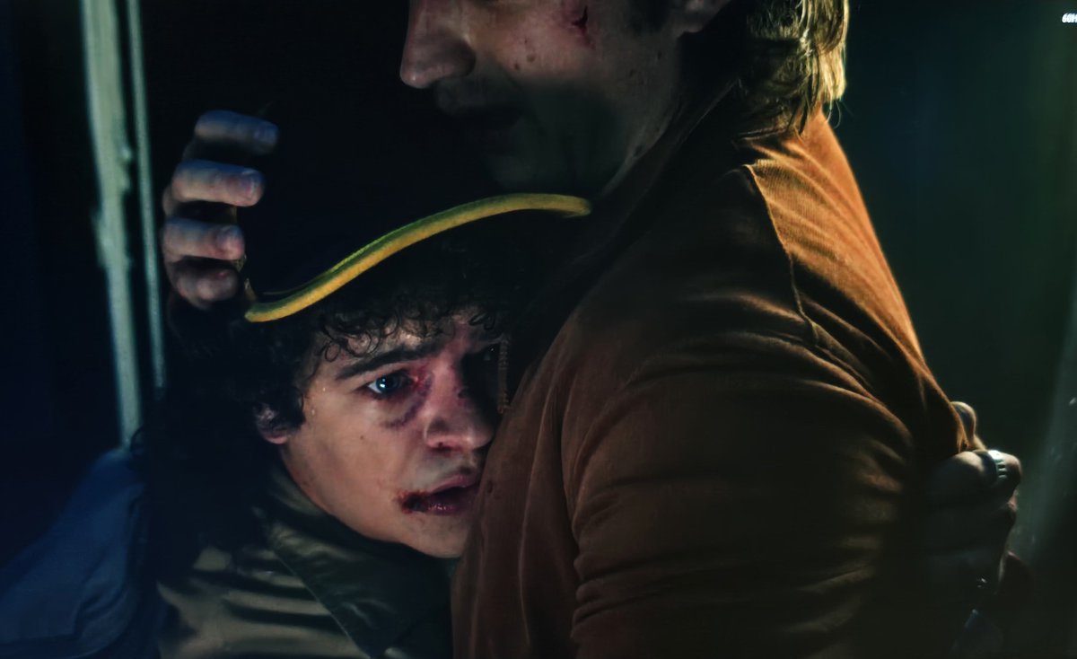 stillaeon's tweet photo. #StrangerThings5 SPOILERS 
-
-
BRO 😭😭😭😭😭😭 I'M NOT OKAY 😭😭 LOOK AT THEIR HANDS OH MY GOD THAT'S HIS BABY 😭😭😭 https://t.co/tgGh76RaQR