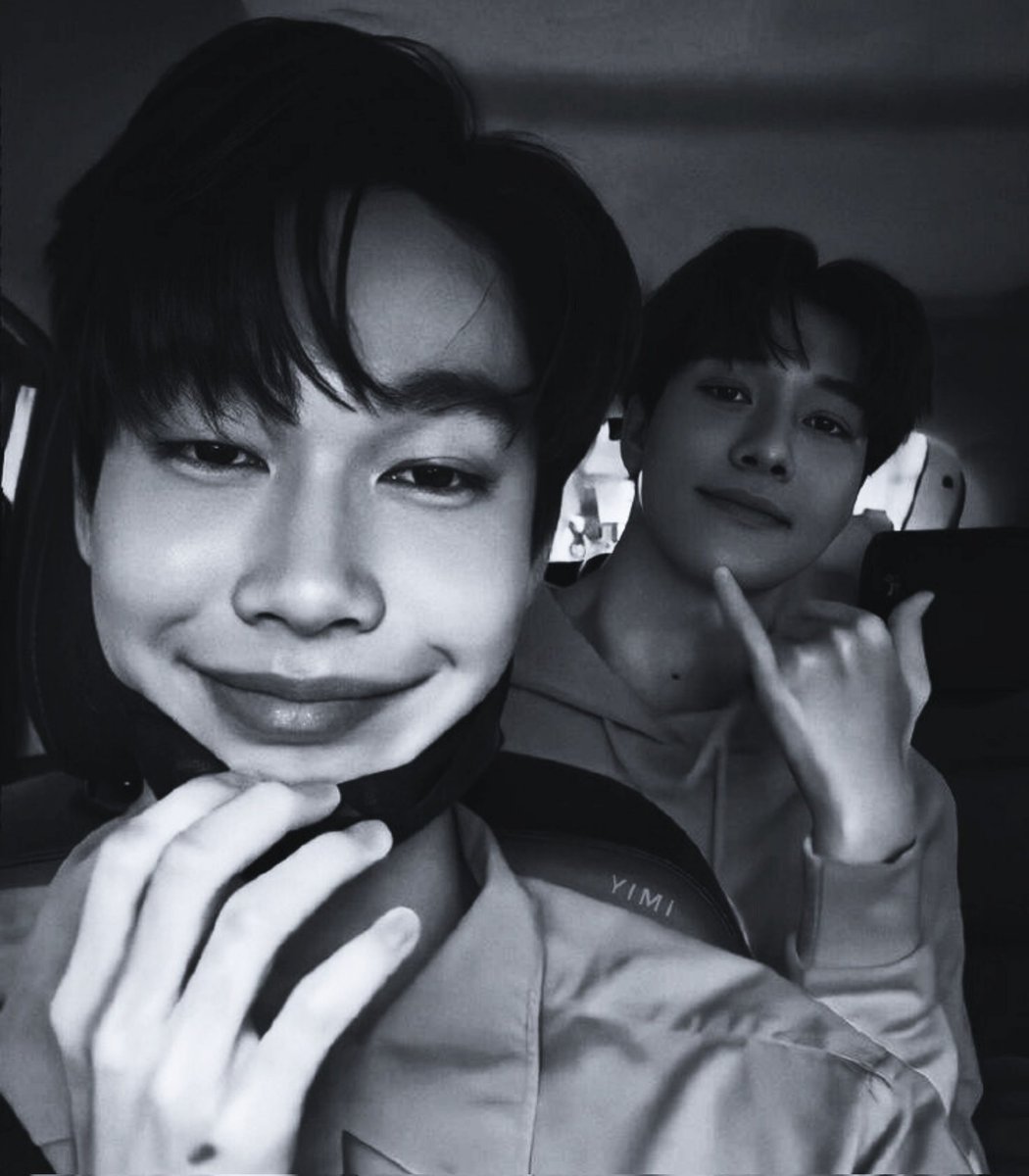 ⠀

Sepanjang perjalanan menuju kafe, perdebatan mereka tak pernah benar-benar berhenti. Dua manusia di balik bar—yang satu terus merengek ingin liburan, sementara yang lain pusing mengejar pesanan yang seolah tak ada habisnya.

⠀