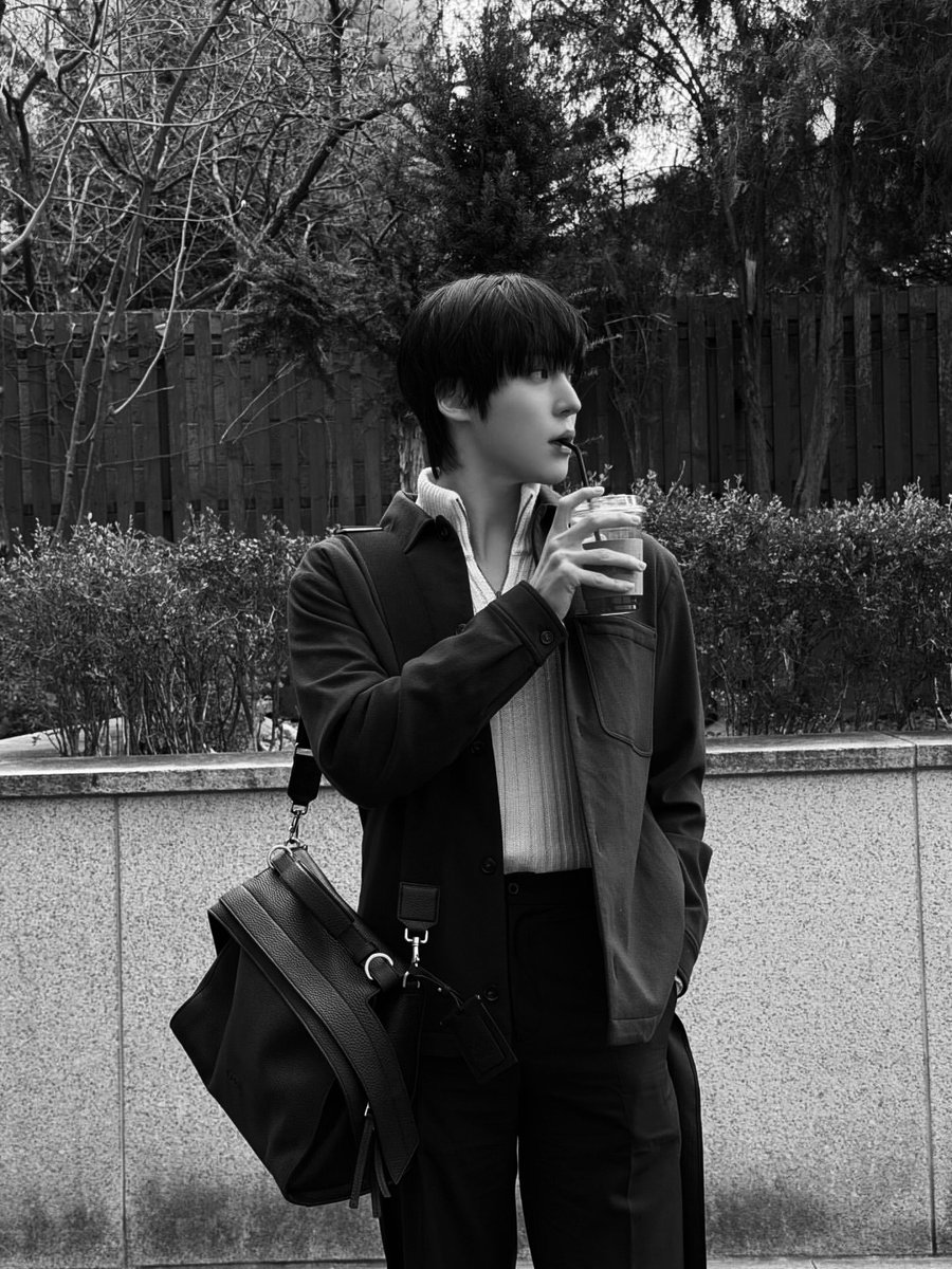 Noirflake's tweet image. Diving into Friday madness with my emotional support glass of iced coffee in hand. TGIF. Happy Friday, everyone.