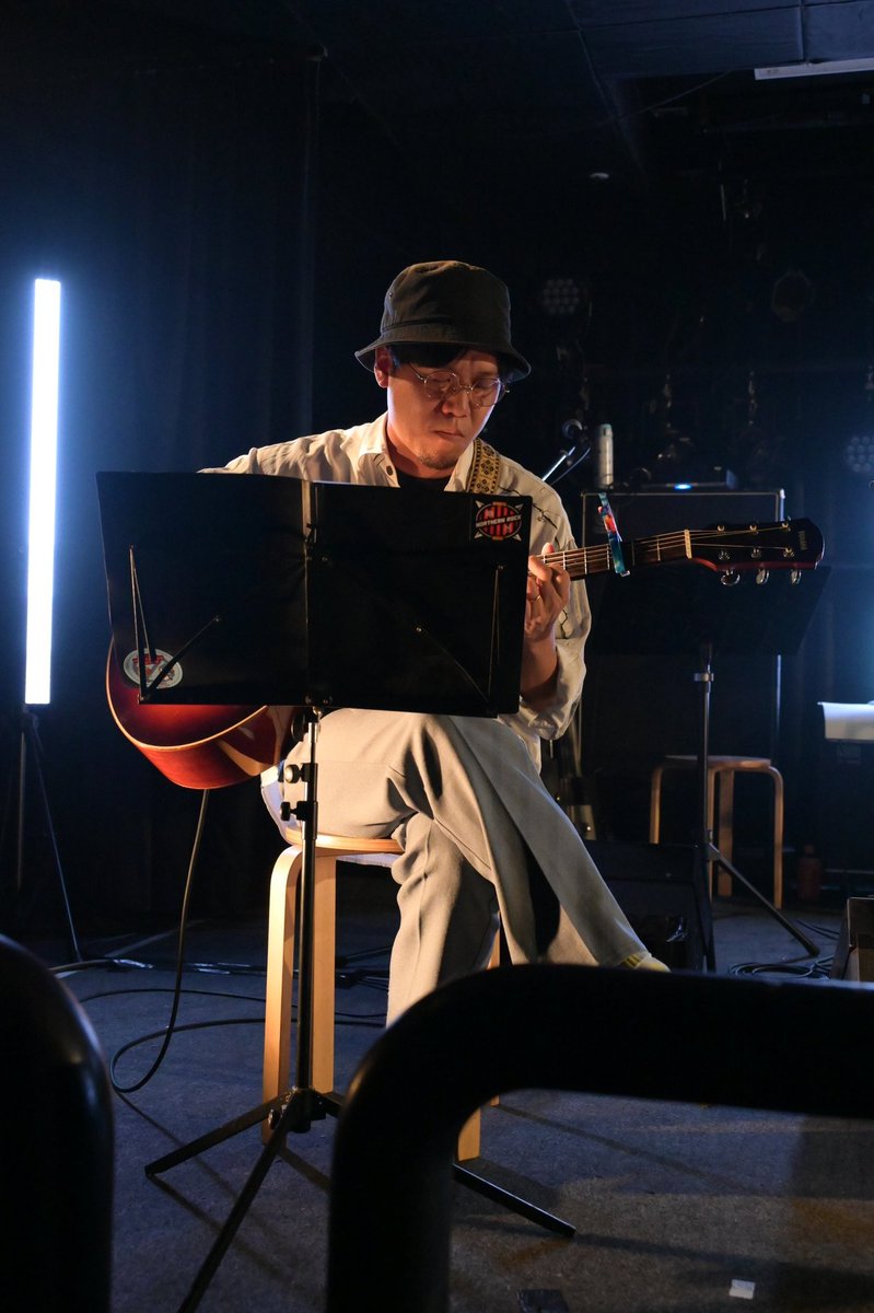 kyouu27's tweet image. 昨日12/25は梅田Zeelaの
㊗︎昭和100年！！〜A面に恋をして〜
ナンカノユメのdaishiさん　その4

いつもと違う曲に一生懸命
ギター弾くdaishiさん
カッコよかったです😊

#ナンカノユメ
#daishi
#梅田Zeela
#カッコイイ