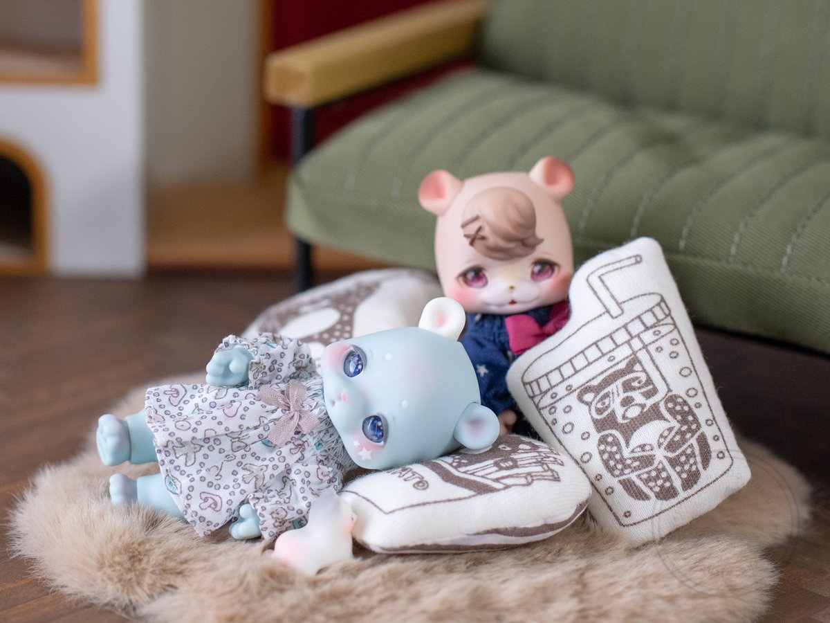 うちのこたちと🐻🍔🍟🥤

この柄が大好きで、でもお洋服にするには大きくて🥲クッションにしてみたらかわいいかなと思って作ってみました😁
表はふわふわのニット生地、裏はコットンのストライプです。抱きしめるのも枕にするのもいいですよ〜😊