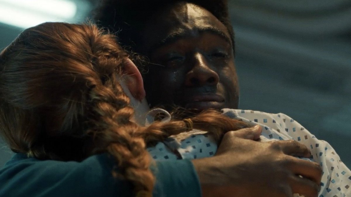 esterscline's tweet image. não consigo parar de chorar. foram três anos esperando esse momento, a max falando que não precisava da kate bush mas sim do lucas, ela sabe que ele nunca desistiu dela, eles chorando juntos e se abraçando... eu tô tão emocionada meu deus #strangerthings5