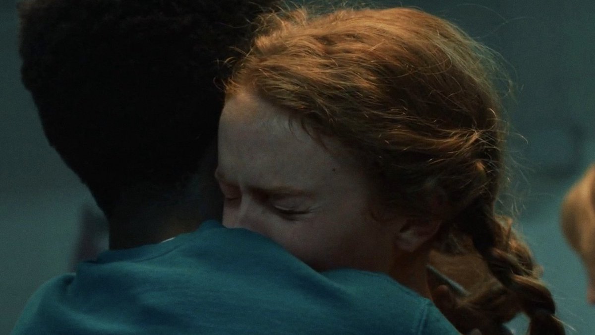 esterscline's tweet image. não consigo parar de chorar. foram três anos esperando esse momento, a max falando que não precisava da kate bush mas sim do lucas, ela sabe que ele nunca desistiu dela, eles chorando juntos e se abraçando... eu tô tão emocionada meu deus #strangerthings5