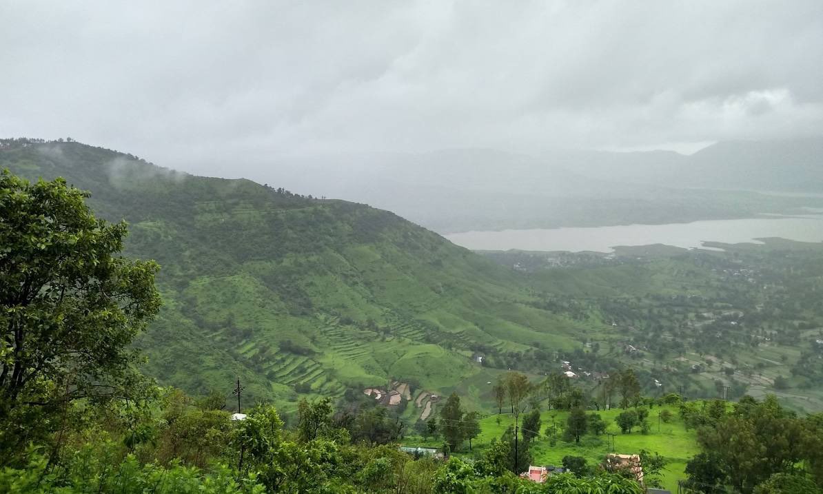 VijayKumbhar62's tweet image. शांततेत आपले ६७ वर्षांचे आयुष्य घालवलेला, IIT मुंबईची पदवीधर असलेली एक व्यक्ती अचानक पोलिसांच्या नजरेत “समाजासाठी धोका” ठरते.

का?

कारण महाबळेश्वरच्या शांत डोंगररांगांमध्ये त्याने २७ वर्षांपूर्वी कायदेशीररीत्या खरेदी केलेल्या जमिनीवर कुणाची तरी नजर पडलेली आहे.

सामान्यतः जमिनीचे…