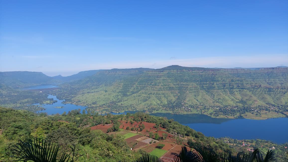 VijayKumbhar62's tweet image. शांततेत आपले ६७ वर्षांचे आयुष्य घालवलेला, IIT मुंबईची पदवीधर असलेली एक व्यक्ती अचानक पोलिसांच्या नजरेत “समाजासाठी धोका” ठरते.

का?

कारण महाबळेश्वरच्या शांत डोंगररांगांमध्ये त्याने २७ वर्षांपूर्वी कायदेशीररीत्या खरेदी केलेल्या जमिनीवर कुणाची तरी नजर पडलेली आहे.

सामान्यतः जमिनीचे…