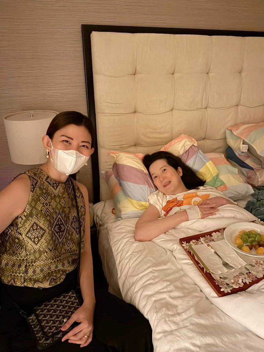 Give LOVE, LOVE, LOVE on Christmas Day 🎄🎁♥️ 

Latest photo of Kris together with Bimb and her Doc, Dra. Ging 💛💝