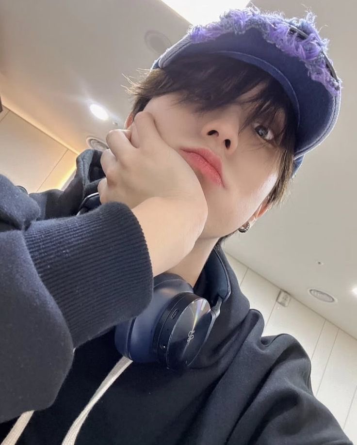 yunnlixh's tweet image. #Minsung AU - amigo oculto 

Onde han jisung, dono de um dos maiores canais do YouTube, recebe um presente inesperado no amigo oculto. 

Ou 

Onde Minho, ainda pouco conhecido no YouTube, participa do primeiro amigo secreto e acaba tirando o ex-namorado.